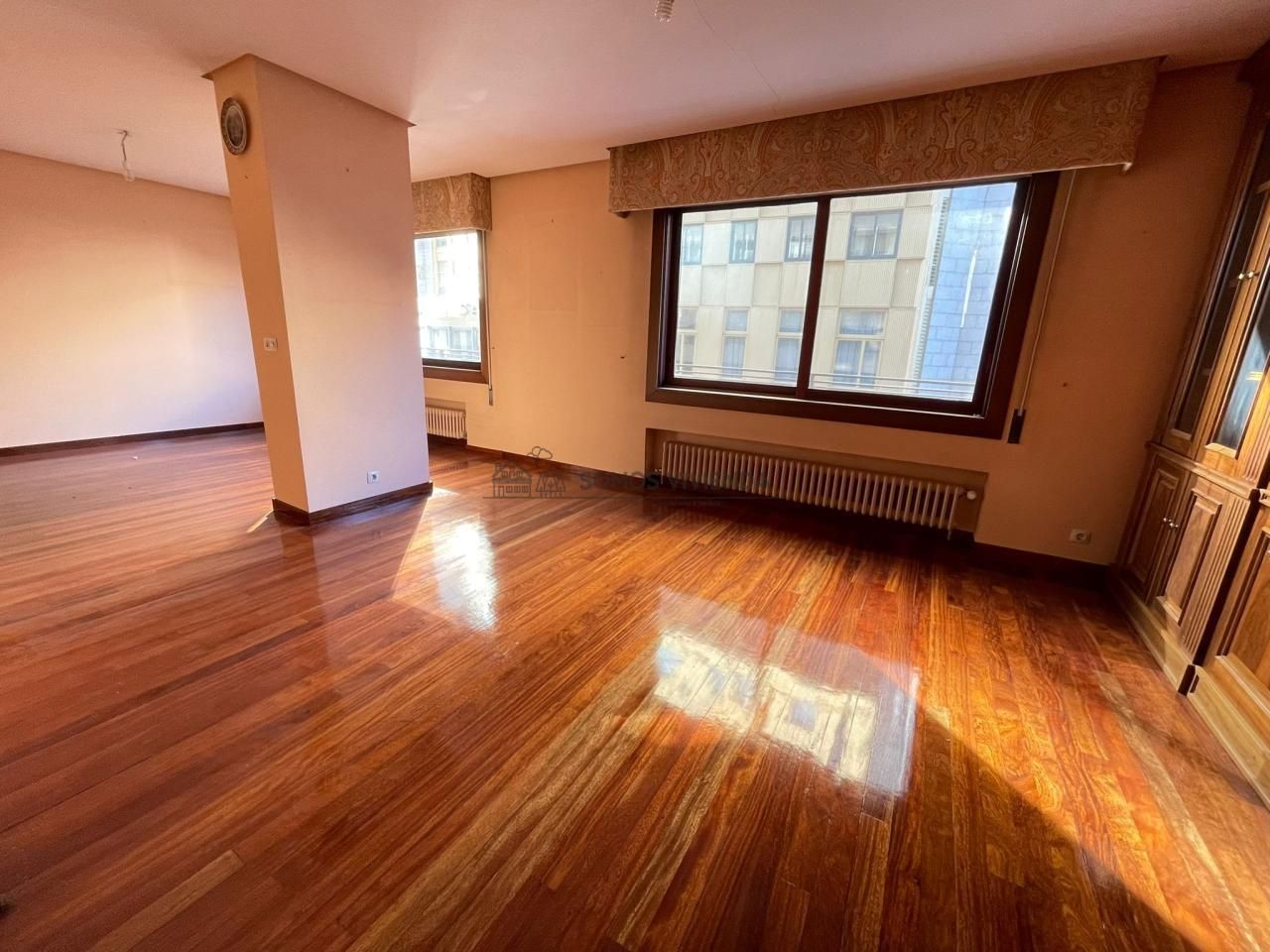 Sala d'estar de Pis en venda en Ourense Capital  amb Calefacció, Terrassa i Traster