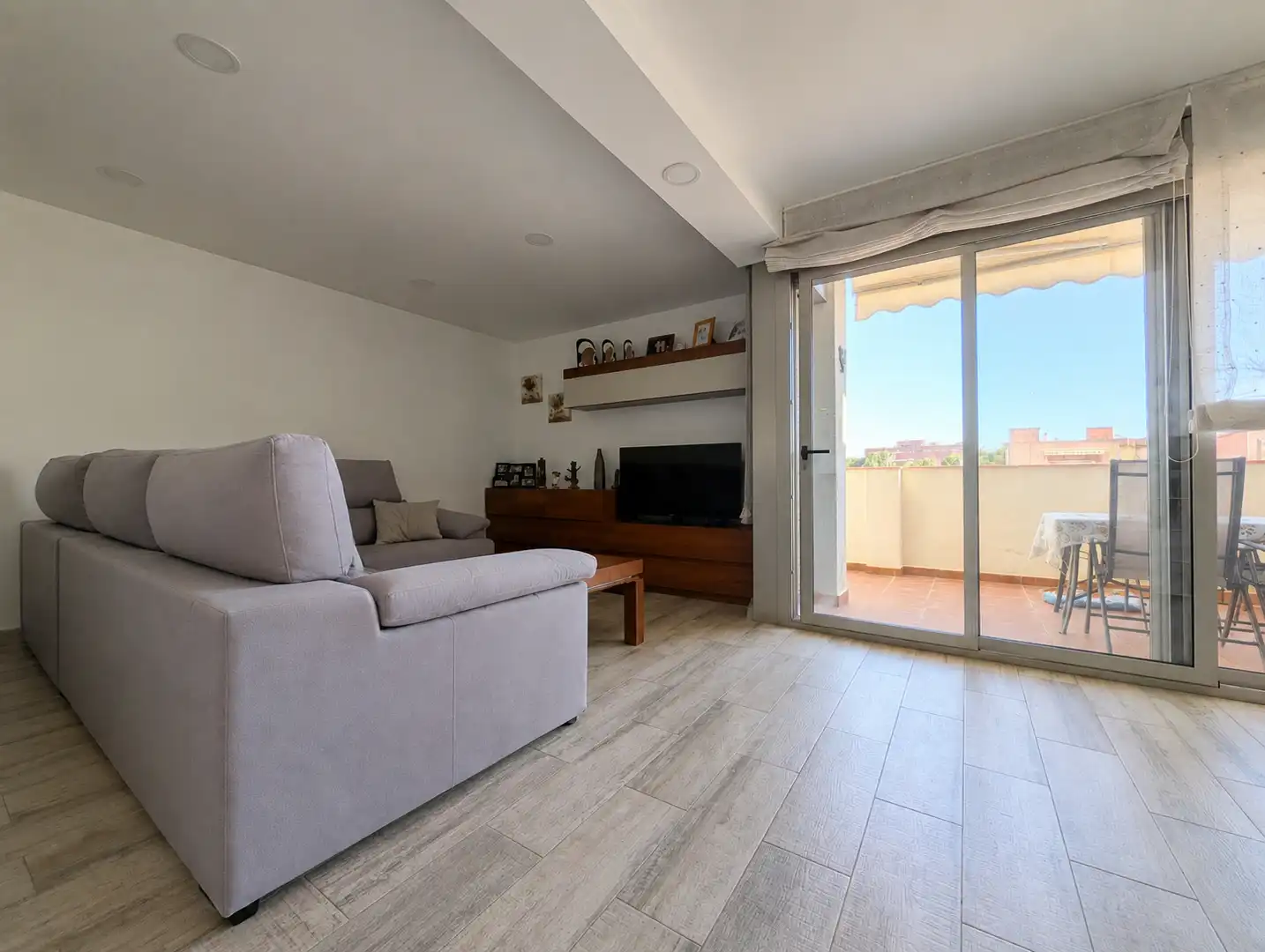 Sala de estar de Casa adosada en venta en Badalona con Parquet, Terraza y Trastero