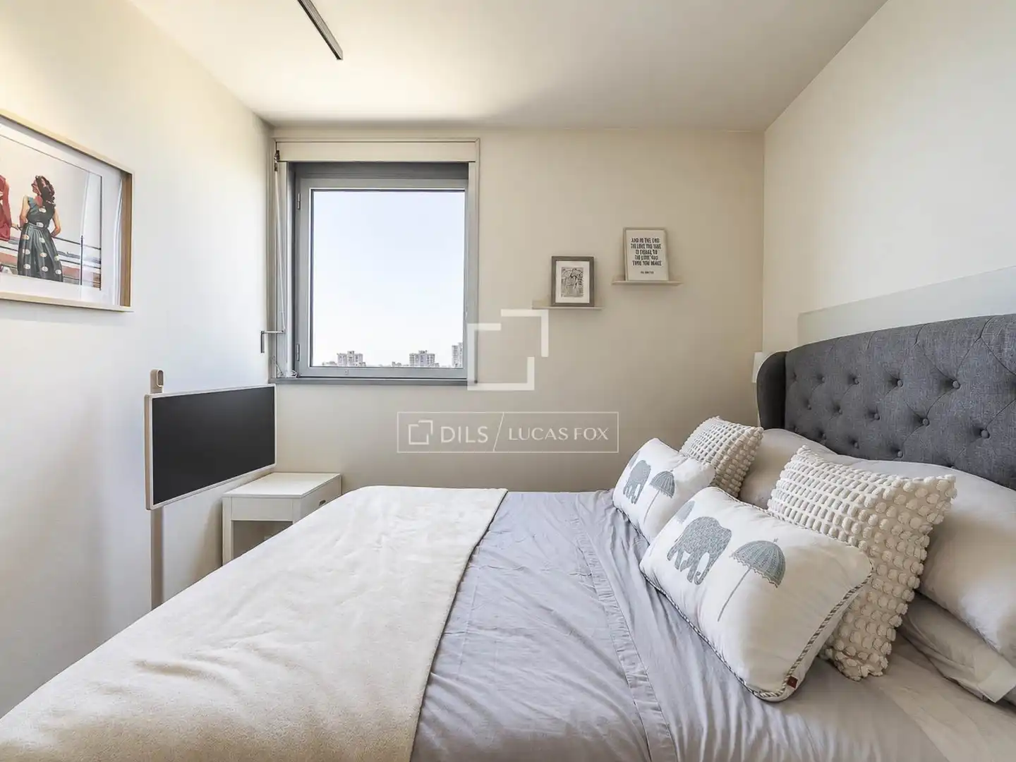 Schlafzimmer von Wohnung zum Verkauf in Barcelona mit Klimaanlage und Balkon