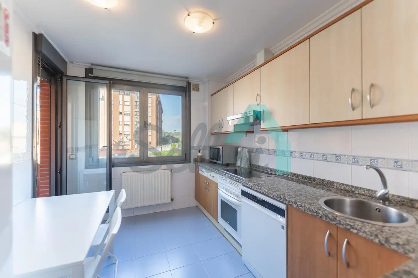 Kitchen of Flat for share in HUCA - La Cadellada