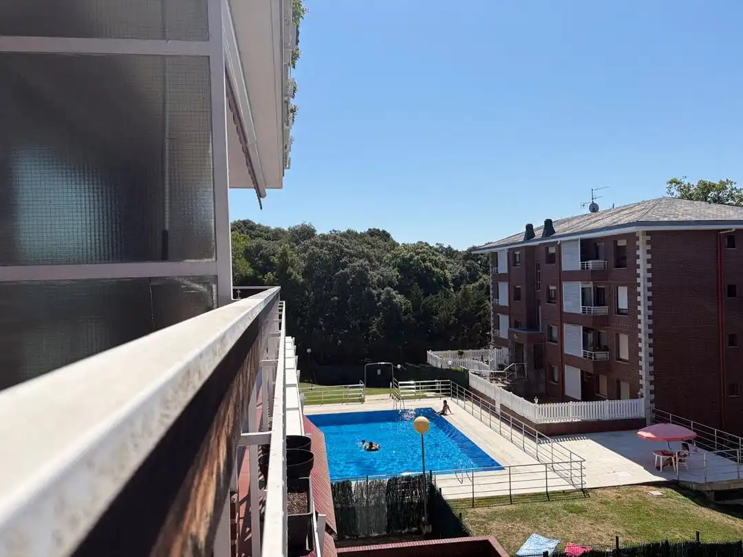 Piscina de Piso en venta en Sopela con Calefacción, Terraza y Trastero