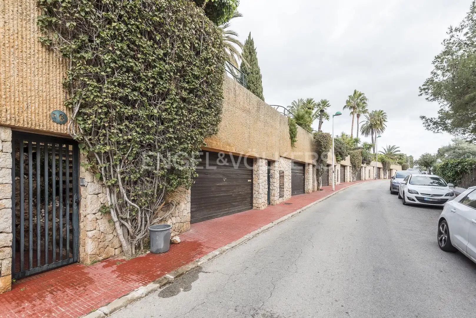 Vista exterior de Casa adosada en venda en Sitges amb Aire condicionat, Calefacció i Jardí privat
