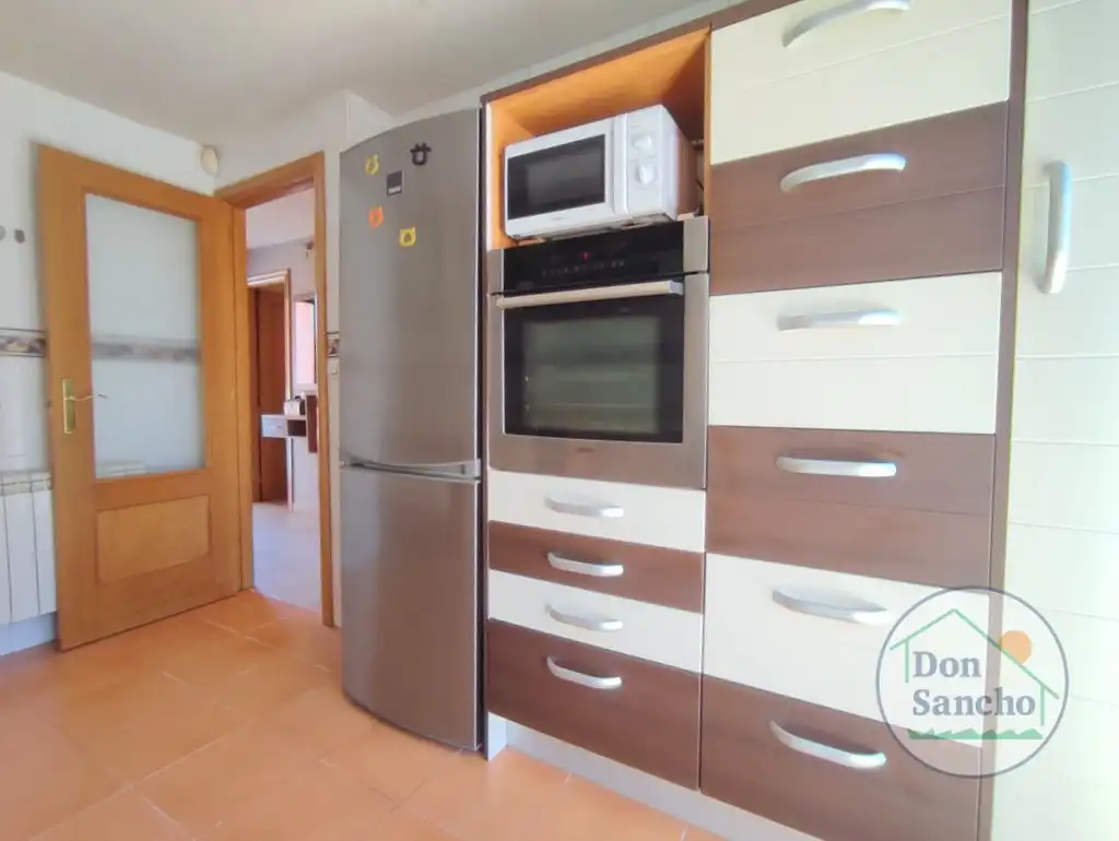 Cocina de Casa adosada en venta en Viana de Cega con Calefacción, Jardín privado y Terraza