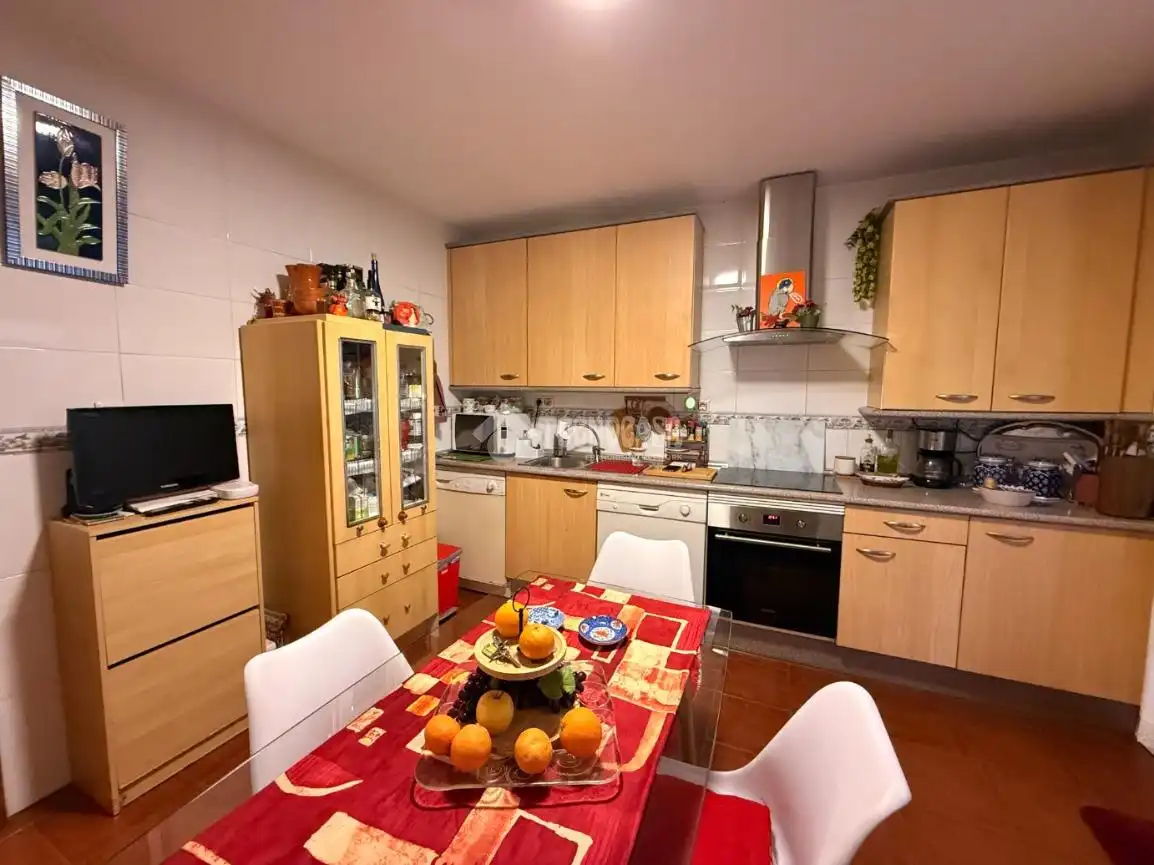 Küche von Einfamilien-Reihenhaus zum Verkauf in Torrejón del Rey mit Klimaanlage, Heizung und Privatgarten