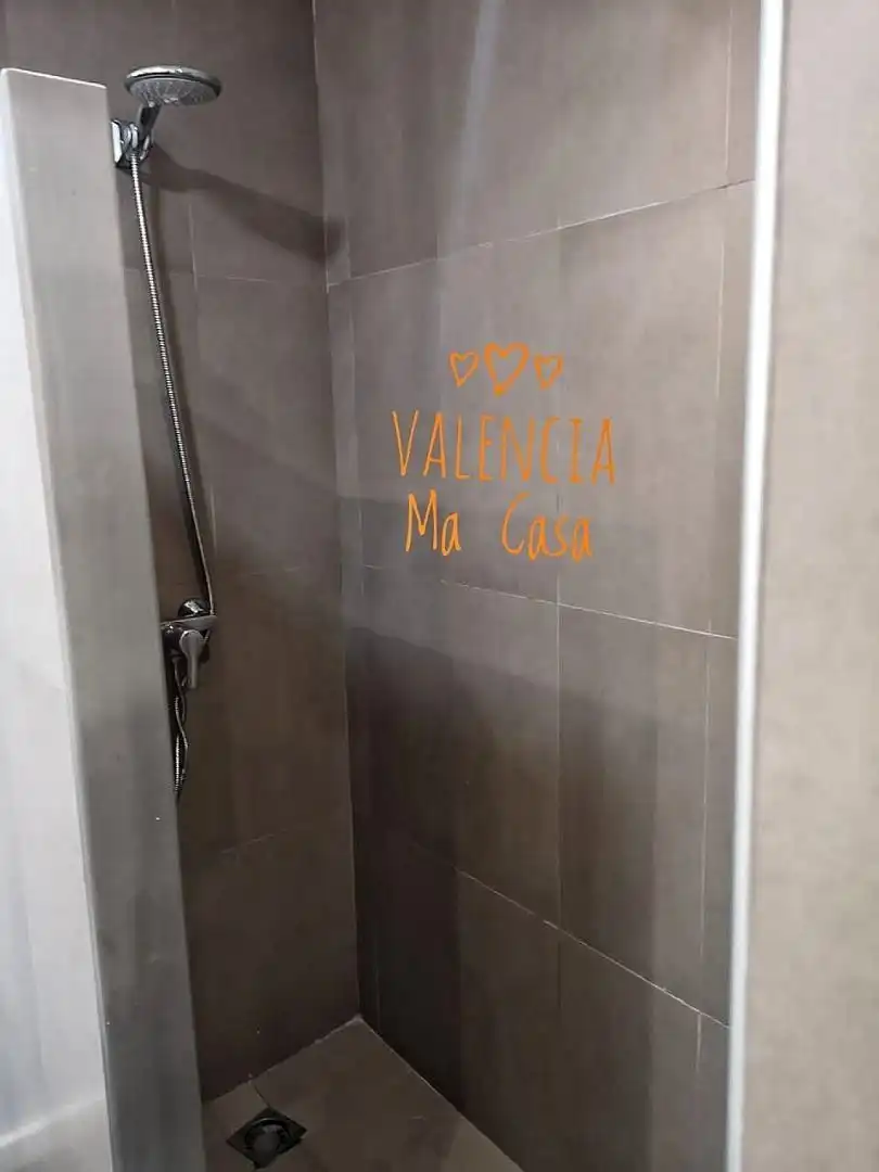 Bathroom of Flat for rent in Valencia  with Air Conditioner, Heating and Furnished