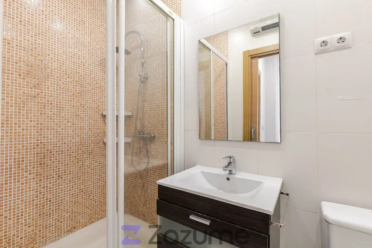 Bathroom of Flat for rent in Madrid  with Air Conditioner, Parquet flooring and Terrace