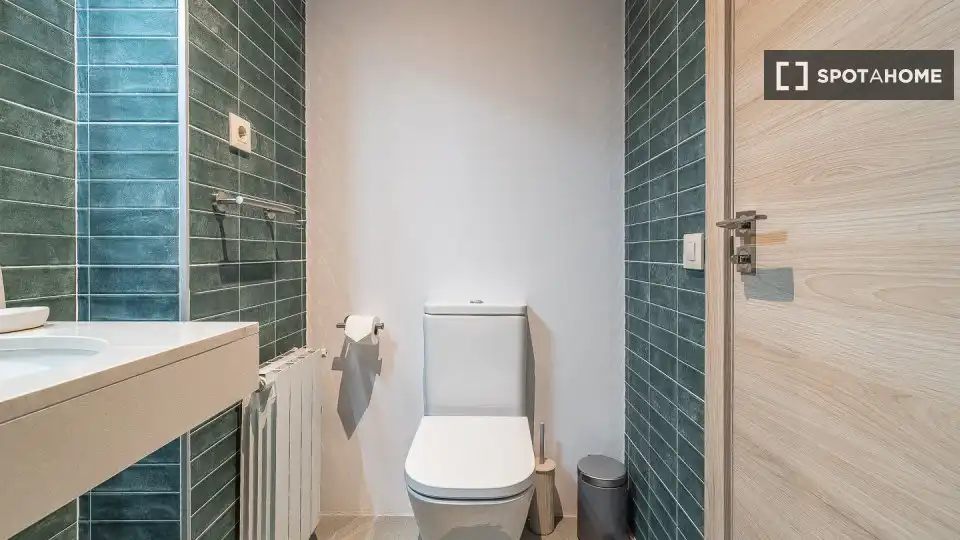 Bathroom of Flat for share in Barcelona  with Air Conditioner, Heating and Furnished