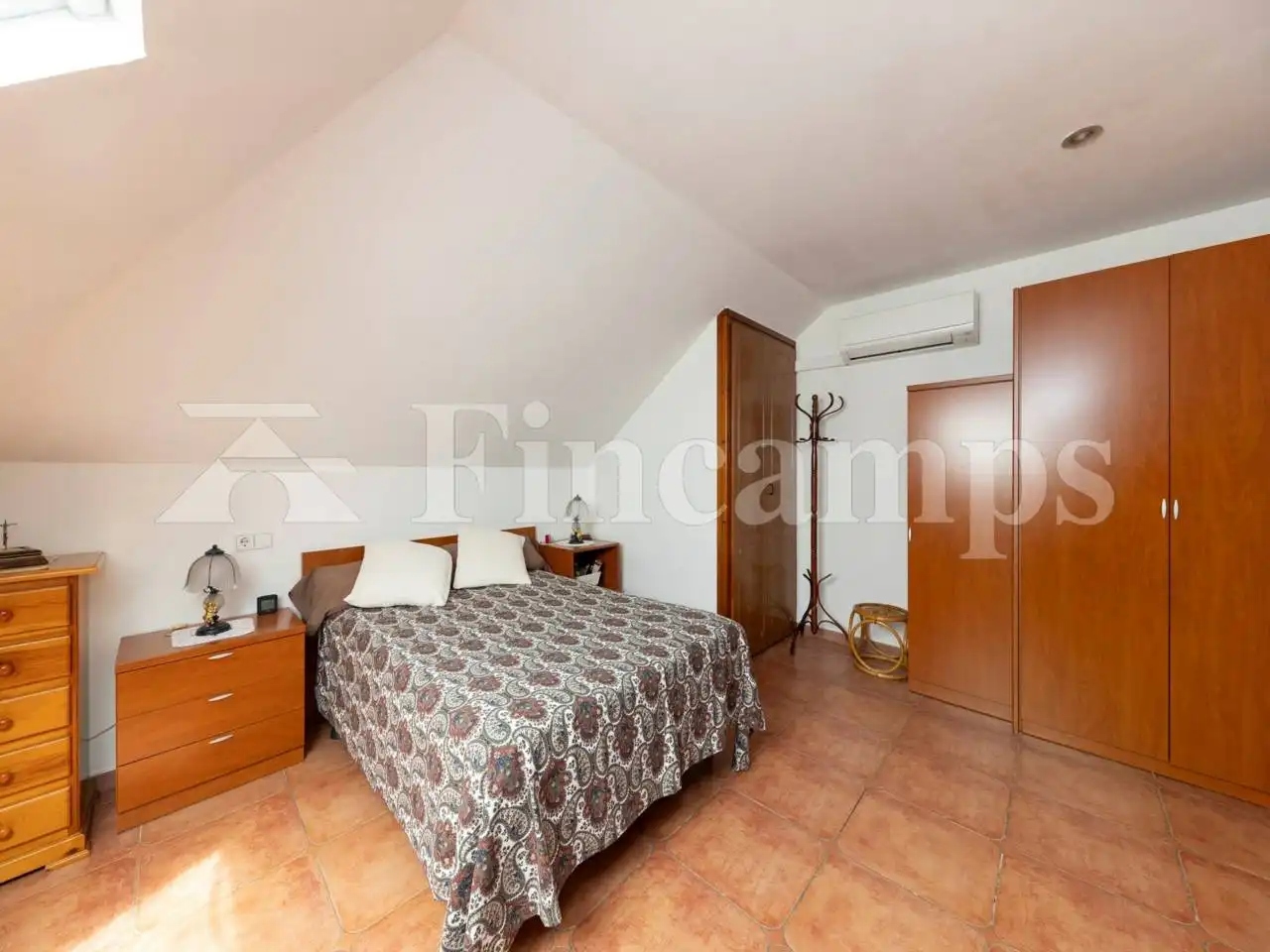 Schlafzimmer von Haus oder Chalet zum Verkauf in Cerdanyola del Vallès mit Klimaanlage, Heizung und Privatgarten