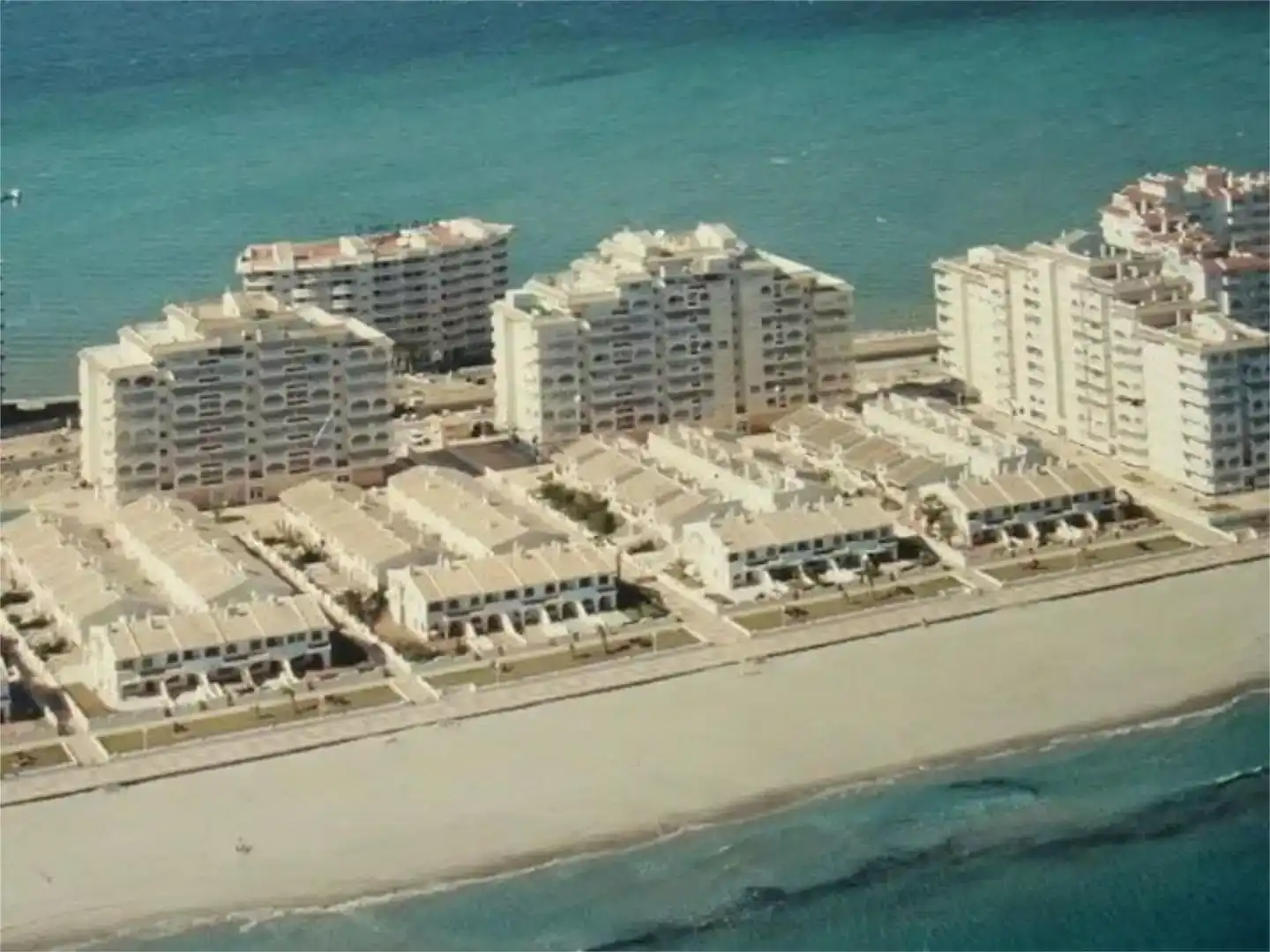 Vista exterior de Pis de lloguer en La Manga del Mar Menor amb Aire condicionat, Piscina i Moblat