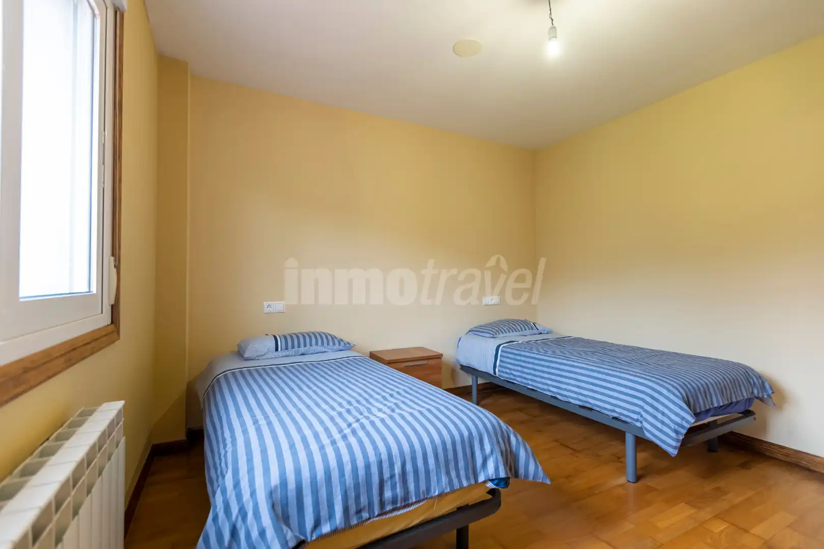 Schlafzimmer von Haus oder Chalet zum Verkauf in Sanxenxo mit Heizung, Privatgarten und Parkett