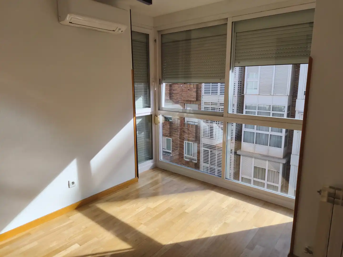 Bedroom of Flat for rent in Madrid  with Air Conditioner, Heating and Private garden