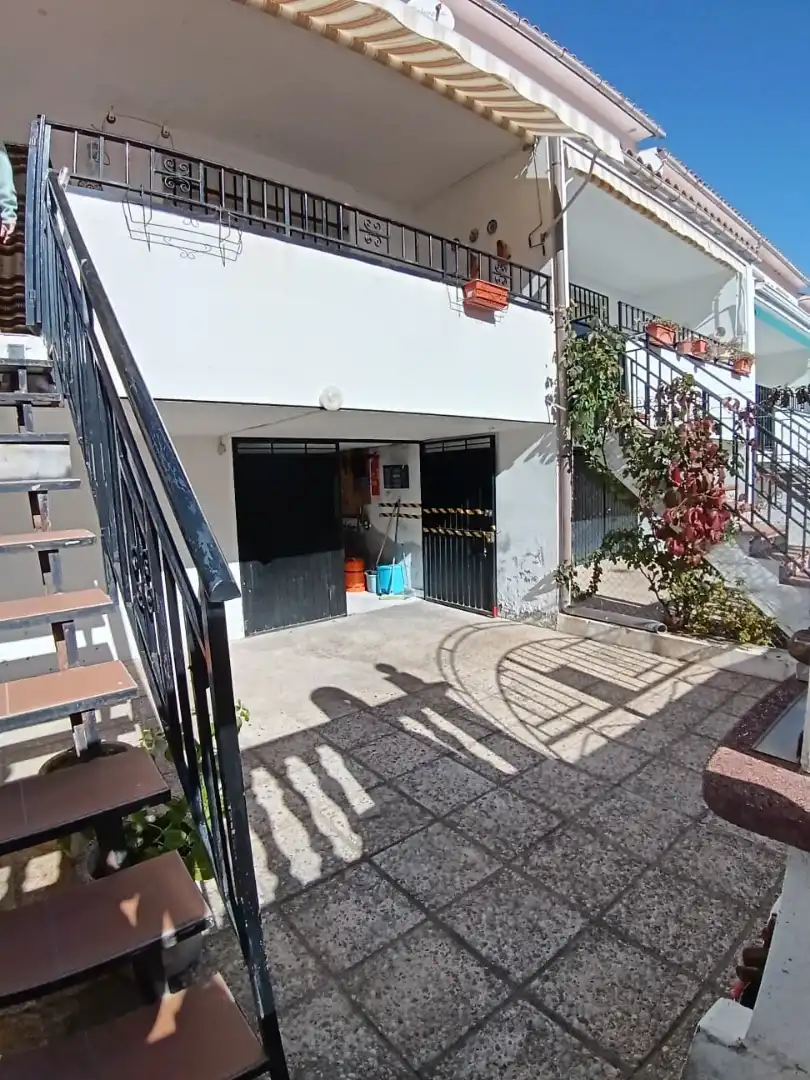 Vista exterior de Casa o xalet en venda en Navaluenga amb Jardí privat, Terrassa i Moblat