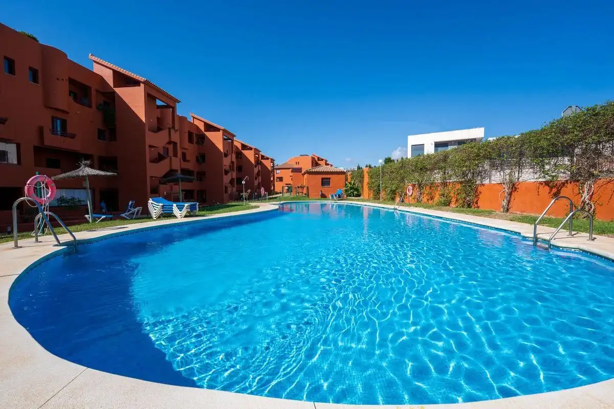 Schwimmbecken von Dachboden zum Verkauf in Manilva mit Klimaanlage, Heizung und Terrasse