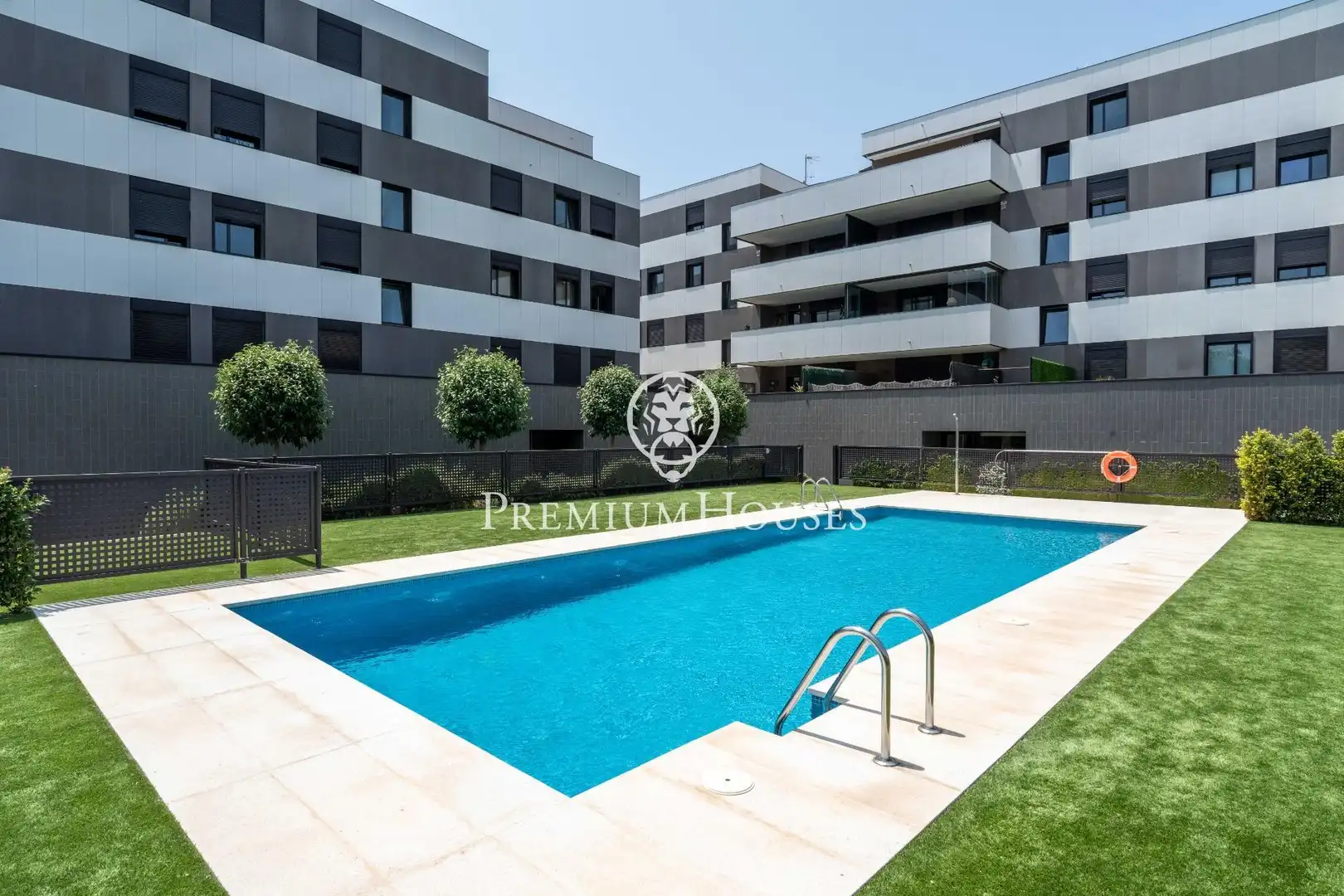 Schwimmbecken von Erdgeschoss zum Verkauf in Sitges mit Klimaanlage, Privatgarten und Parkett
