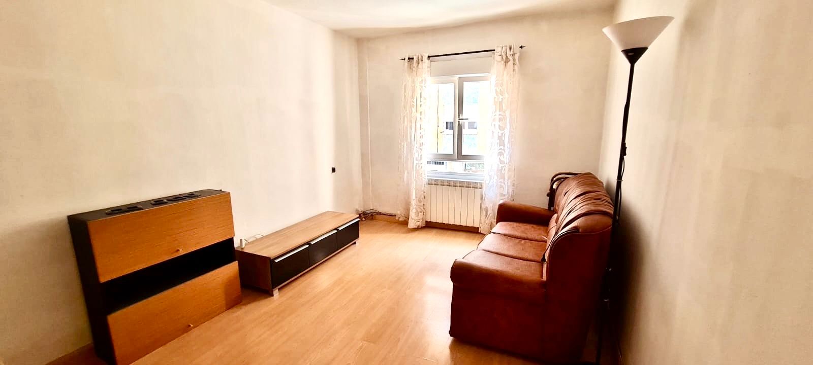 Sala de estar de Piso en venta en Gijón  con Calefacción, Parquet y Amueblado