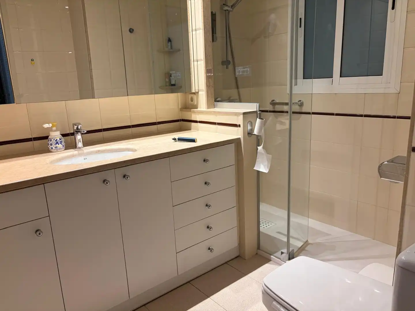 Baño de Piso de alquiler en Barcelona con Aire acondicionado, Calefacción y Jardín privado