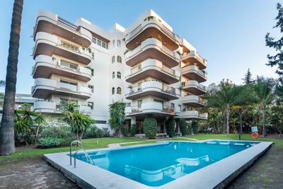Vista exterior de Pis en venda en Marbella amb Aire condicionat, Terrassa i Traster