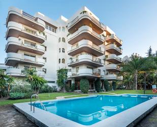 Vista exterior de Pis en venda en Marbella amb Aire condicionat, Terrassa i Traster