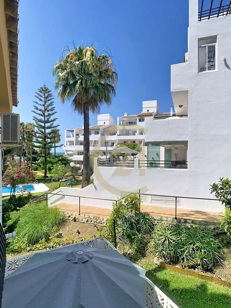 Vista exterior de Casa adosada en venda en Mijas amb Aire condicionat, Jardí privat i Piscina