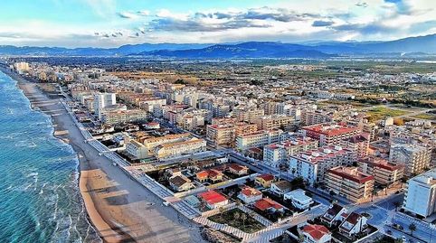 Parcela urbanística en venta en la Playa de Daimús de 1.073 m2, a 450 metros del mar, con orientación este y vistas despejadas., immagine 2