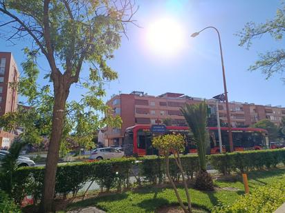 Vista exterior de Casa adosada en venda en  Sevilla Capital amb Aire condicionat, Jardí privat i Piscina comunitària