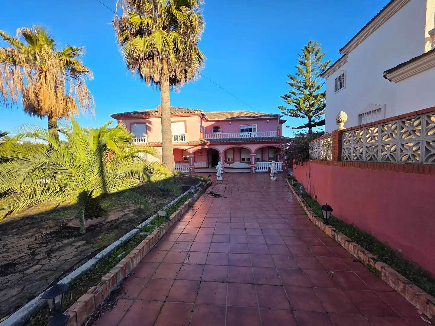 Vista exterior de Casa o xalet en venda en Alhaurín de la Torre amb Aire condicionat, Calefacció i Jardí privat