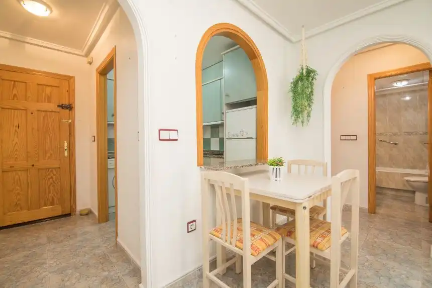 Wohnung zum Verkauf in Elche / Elx mit Klimaanlage, Terrasse und Möbliert