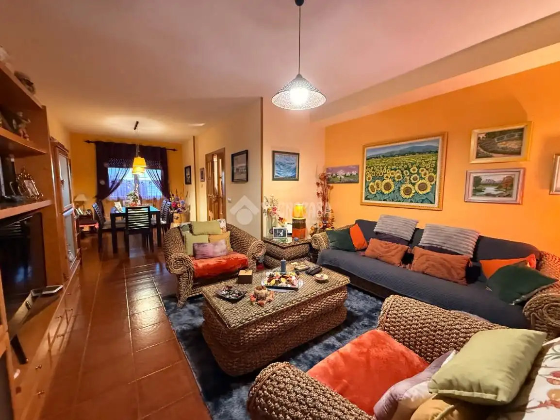 Wohnzimmer von Einfamilien-Reihenhaus zum Verkauf in Torrejón del Rey mit Klimaanlage, Heizung und Privatgarten