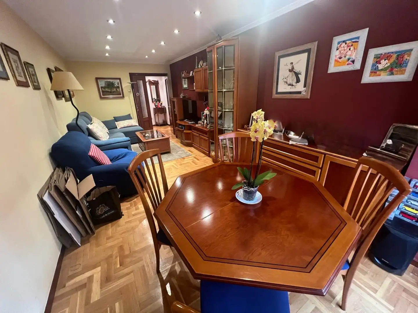 Sala d'estar de Pis de lloguer en Gijón  amb Calefacció, Parquet i Moblat