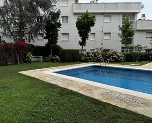 Piscina de Apartament de lloguer en Caldes d'Estrac amb Calefacció, Terrassa i Piscina