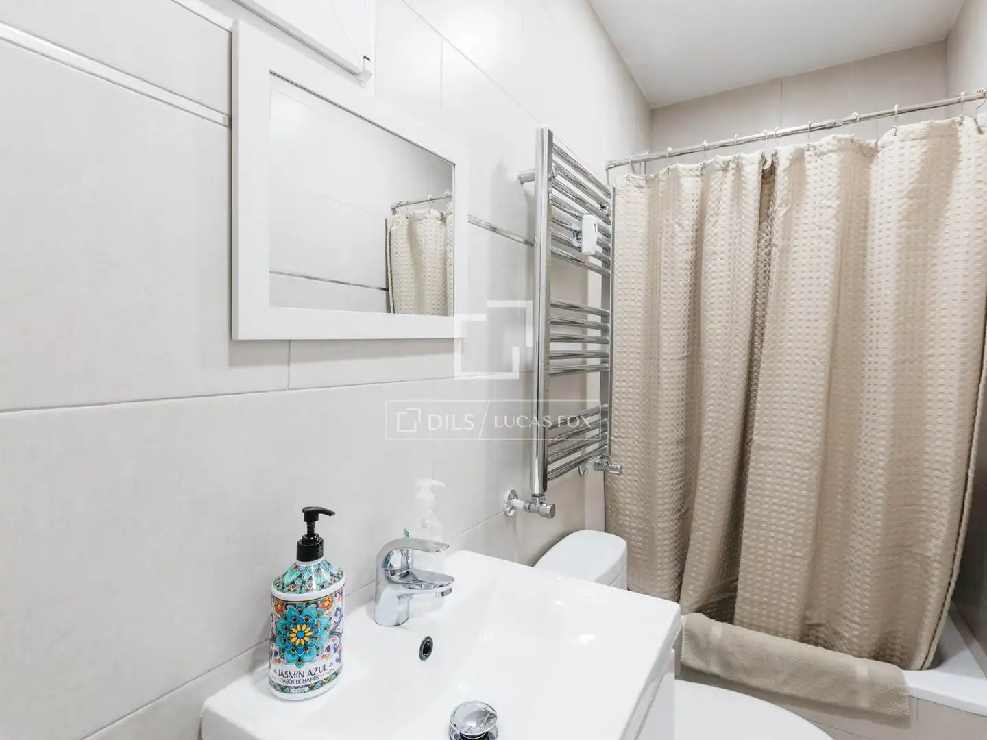 Bathroom of Flat for rent in Madrid  with Air Conditioner, Heating and Private garden