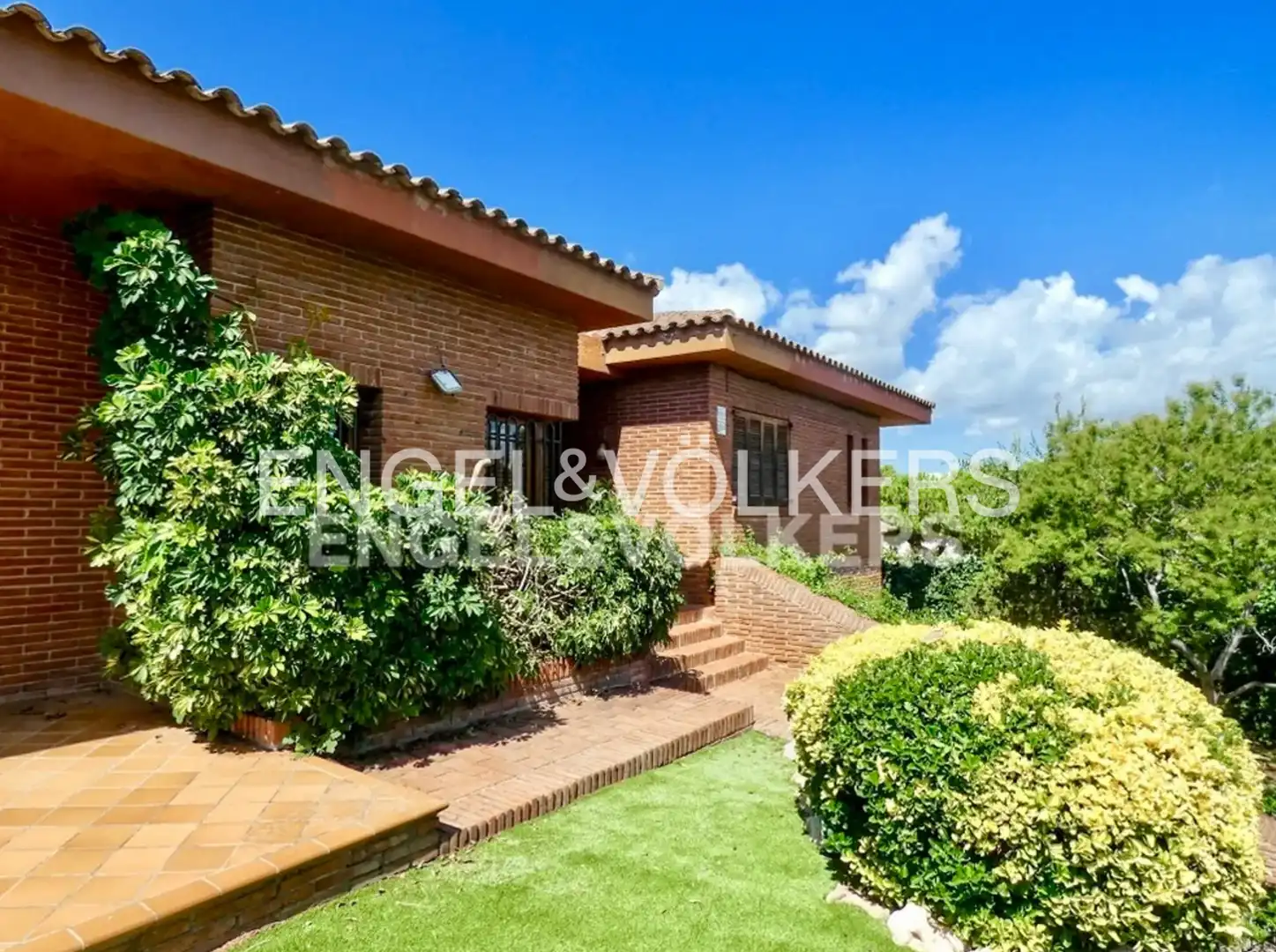 Vista exterior de Casa o xalet en venda en Vilanova i la Geltrú amb Calefacció, Jardí privat i Terrassa