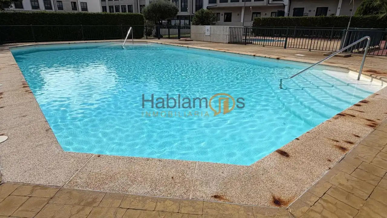 Piscina de Pis en venda en Pontevedra Capital  amb Calefacció, Traster i Piscina