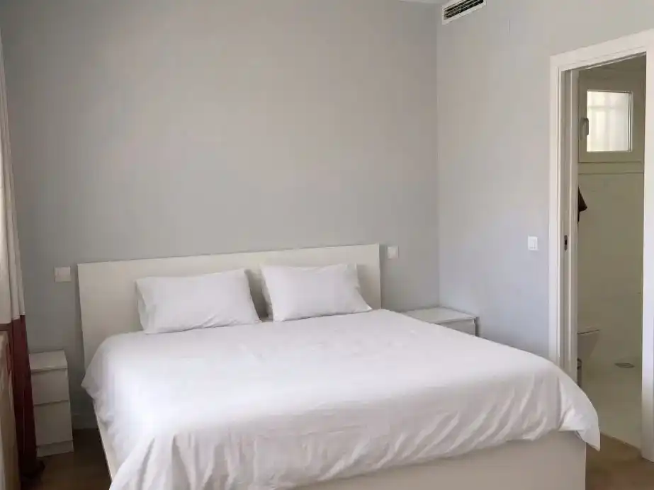 Schlafzimmer von Wohnung zur Miete in  Madrid Capital mit Klimaanlage und Balkon
