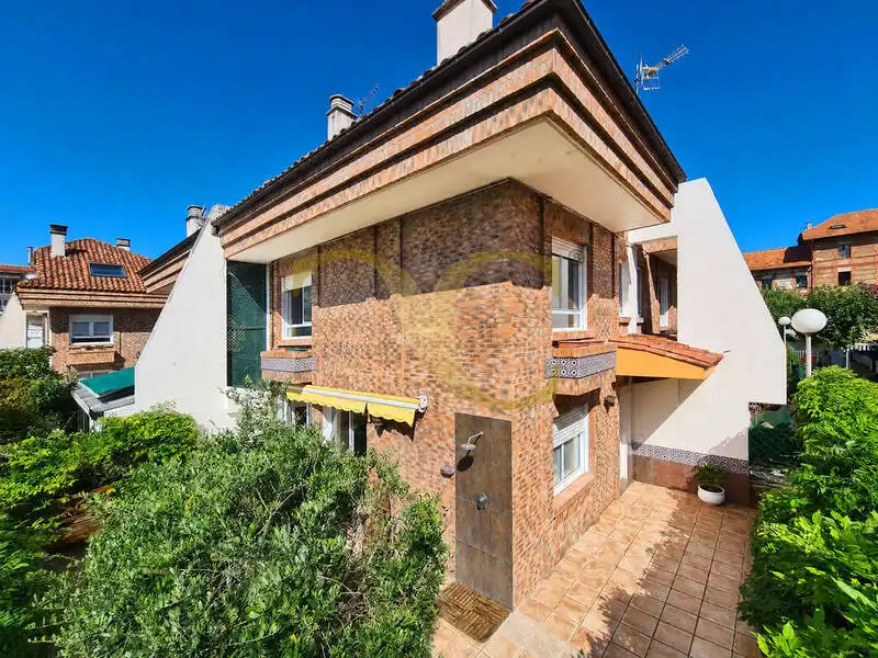Vista exterior de Casa o xalet en venda en Ribadesella amb Calefacció i Terrassa
