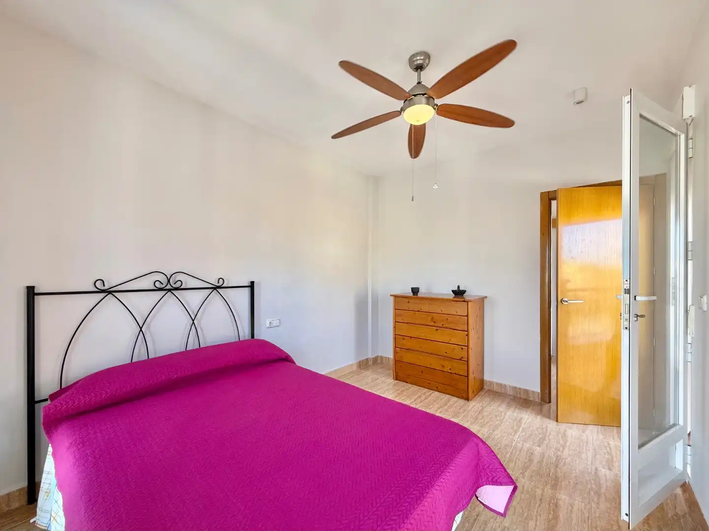 Habitación de Casa adosada de alquiler en Pilar de la Horadada con Aire acondicionado, Calefacción y Jardín privado