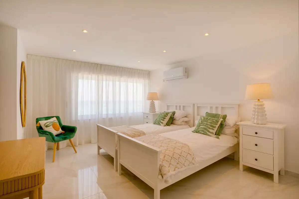 Dormitori de Casa o xalet en venda en Manilva amb Aire condicionat, Jardí privat i Terrassa