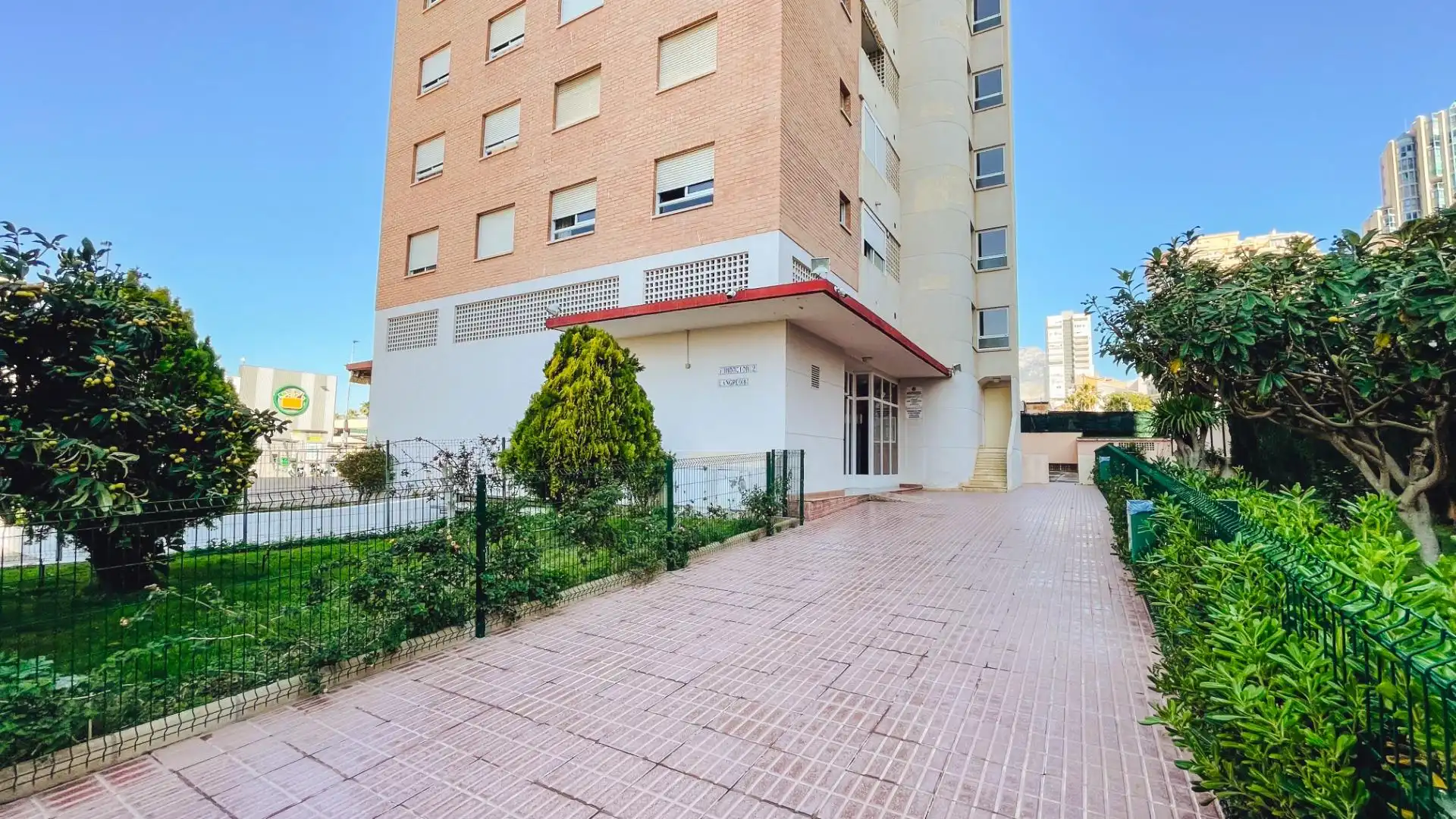 Vista exterior de Pis en venda en Benidorm amb Aire condicionat, Jardí privat i Terrassa