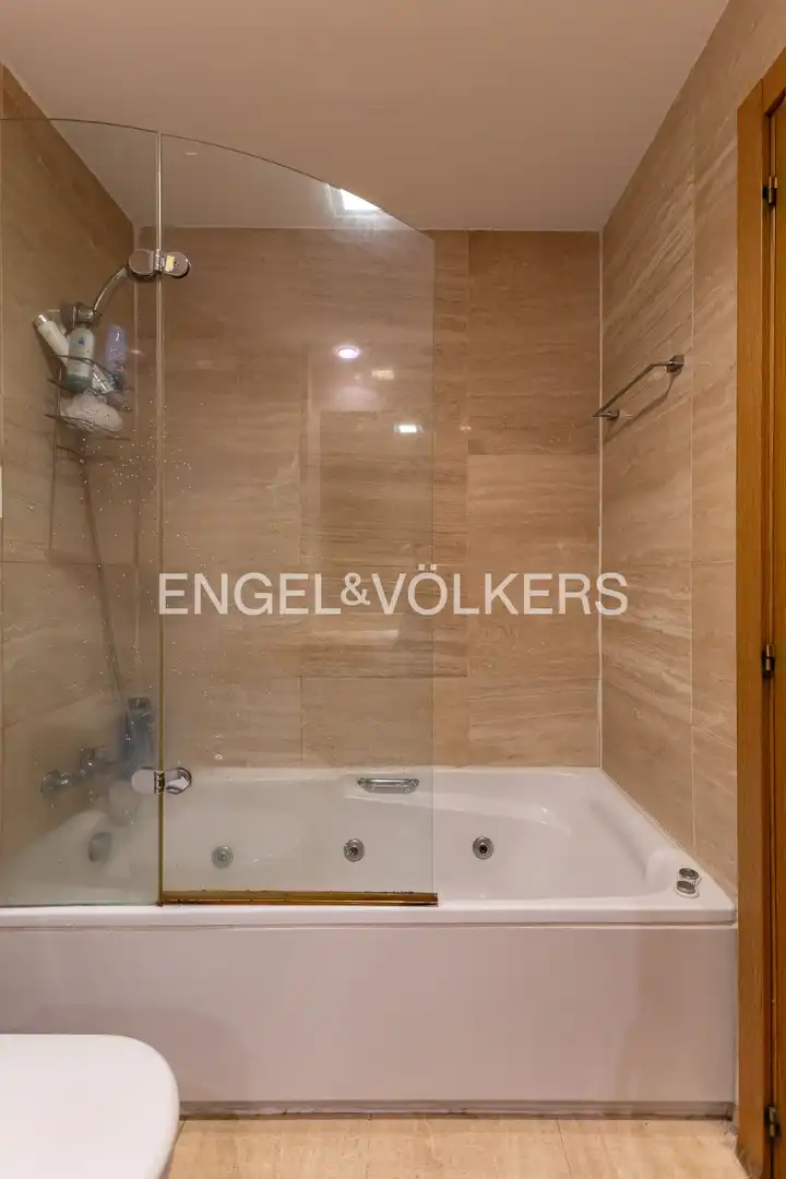 Baño de Piso en venta en Madrid con Aire acondicionado, Calefacción y Jardín privado