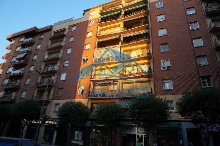 Vista exterior de Piso en venta en  Logroño