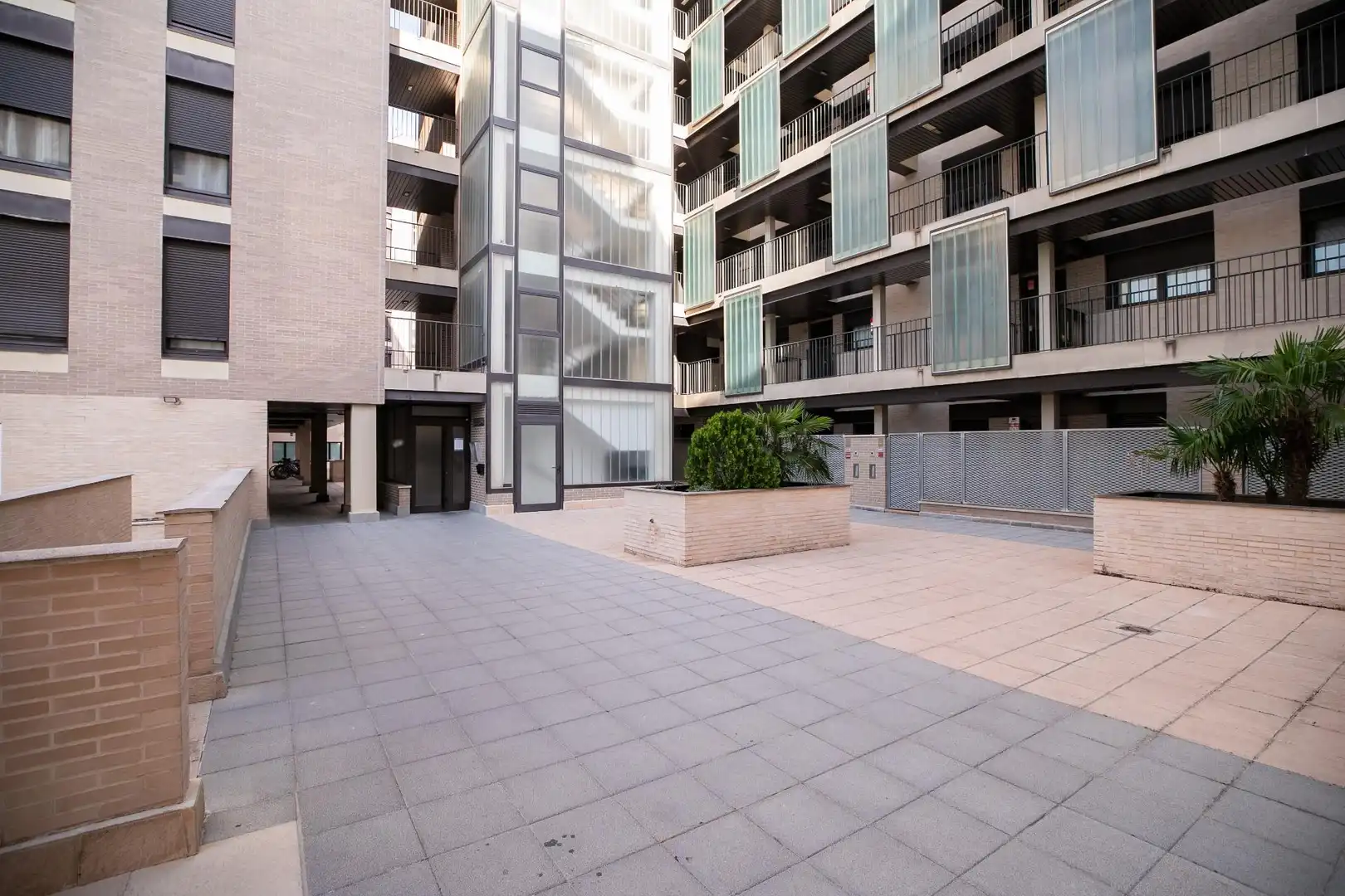 Außenansicht von Wohnung zum Verkauf in Huesca mit Klimaanlage, Heizung und Privatgarten