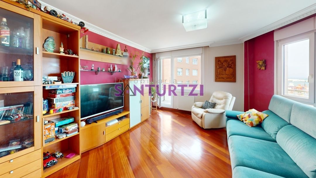 Sala d'estar de Dúplex en venda en Santurtzi  amb Calefacció, Terrassa i Traster