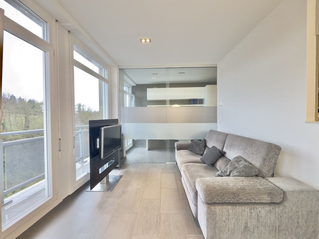 Sala d'estar de Pis en venda en Donostia - San Sebastián  amb Calefacció, Traster i Moblat