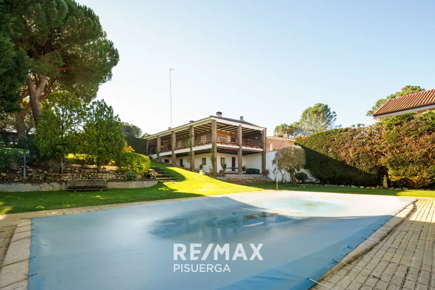 Vista exterior de Casa o xalet en venda en Tudela de Duero amb Calefacció, Jardí privat i Terrassa