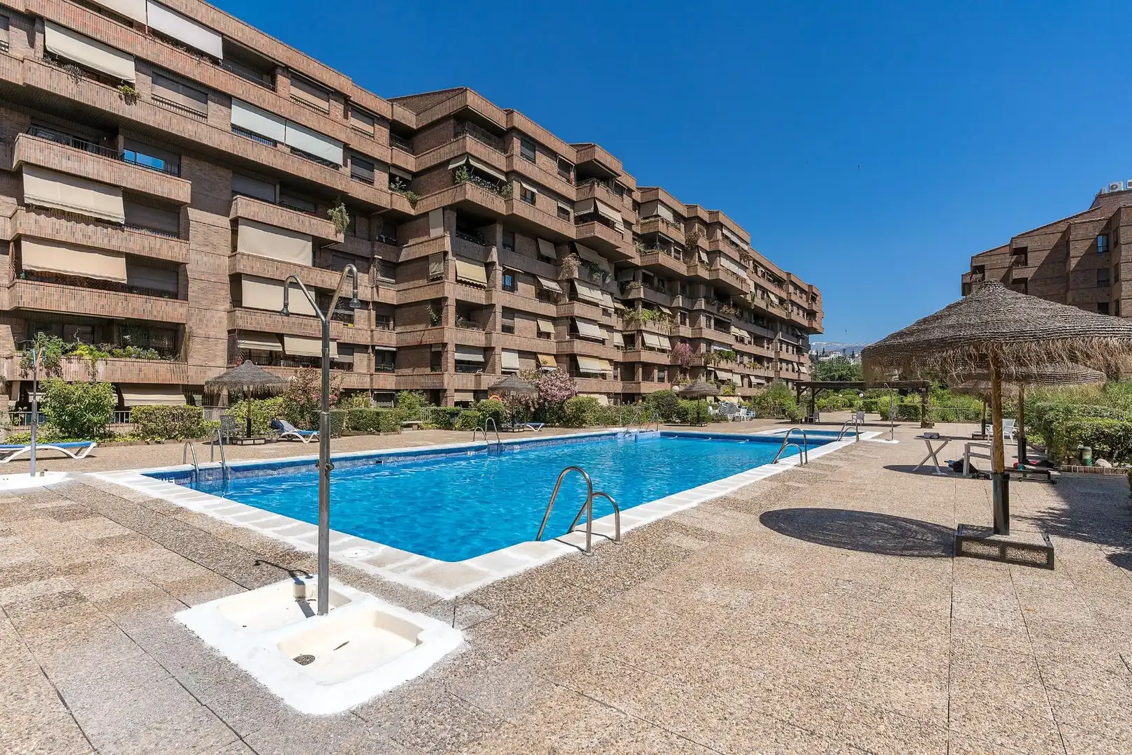 Piscina de Estudi en venda en Granada amb Aire condicionat, Jardí privat i Moblat