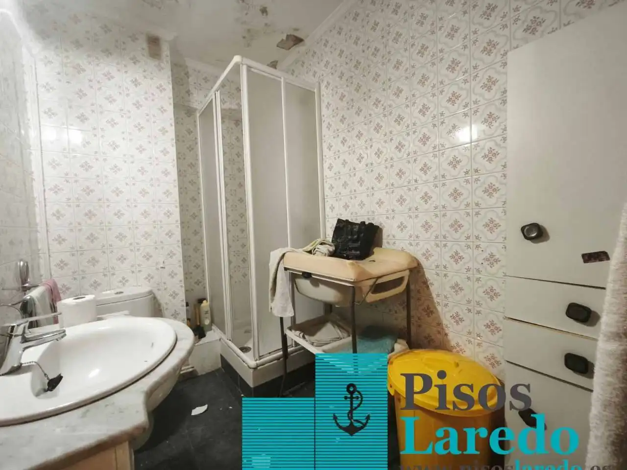 Bany de Pis en venda en Laredo amb Calefacció, Parquet i Terrassa