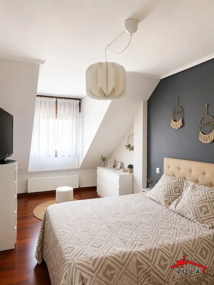 Schlafzimmer von Dachboden zum Verkauf in Bárcena de Cicero mit Heizung, Terrasse und Abstellraum