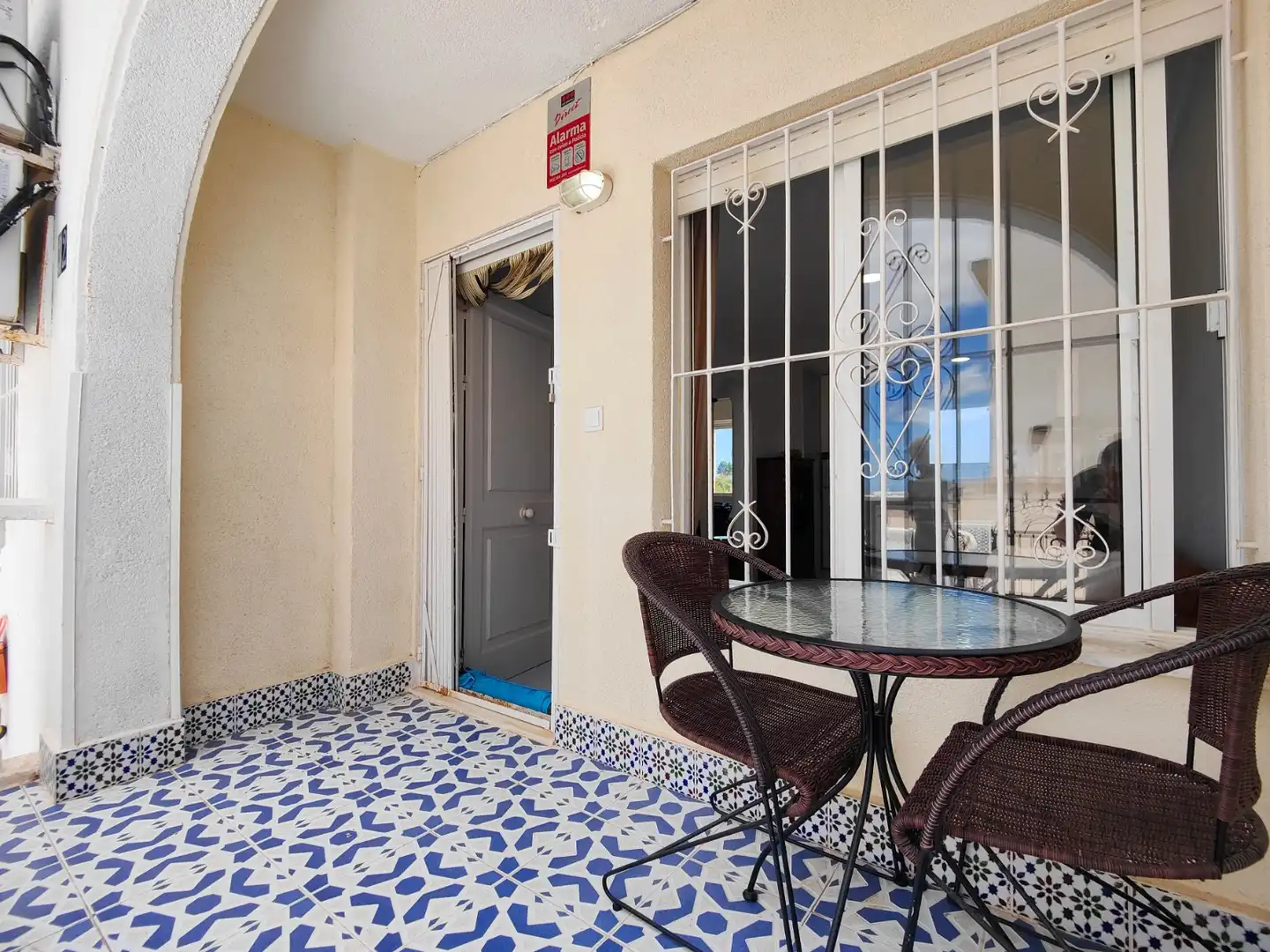 Terrasse von Einfamilien-Reihenhaus zum Verkauf in Torrevieja mit Klimaanlage, Privatgarten und Terrasse
