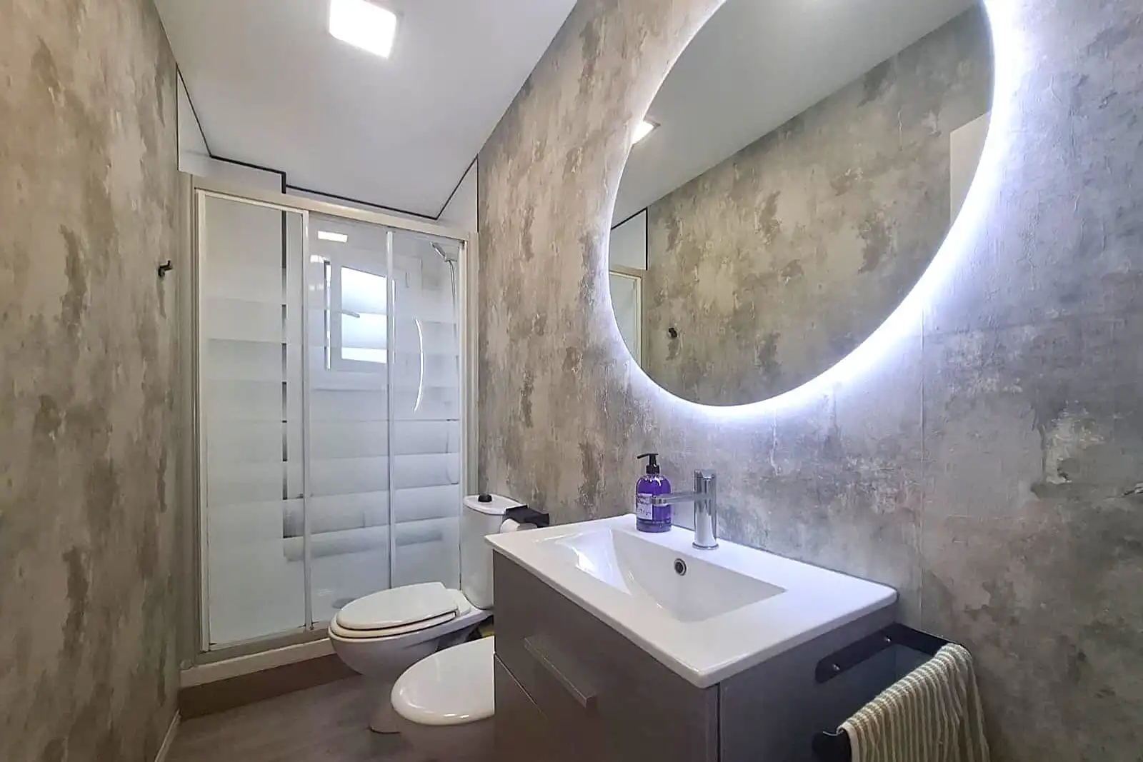 Bathroom of Flat for sale in Castelldefels  with Air Conditioner, Heating and Parquet flooring