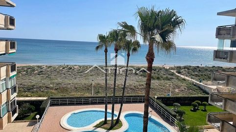 Apartamento con vistas abiertas al mar situado en 1ª línea playa Daimús a solo 10 metros del mar,